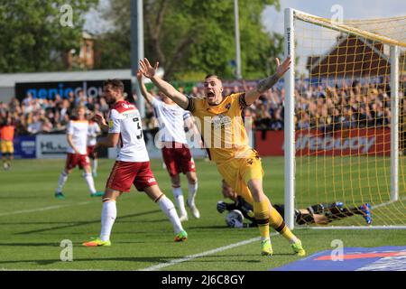 Ben Goodliffe #5 von Sutton United appelliert für das Tor, da der Ball anscheinend von Alex Bass #12 von Bradford City in London, Großbritannien, am 4/30/2022 über die Linie getragen wird. (Foto von Carlton Myrie/News Images/Sipa USA) Stockfoto