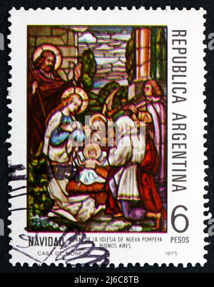 ARGENTINIEN - UM 1975: Eine in Argentinien gedruckte Briefmarke zeigt Geburt, Kirche von Névina Pompeya, Weihnachten, um 1975 Stockfoto