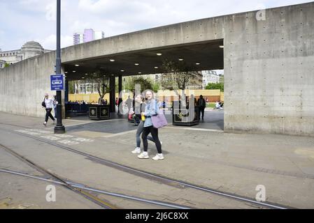 Manchester, Großbritannien, 30.. April 2022. Der Stadtrat von Manchester hat Pläne zur Verbesserung eines Teils von Piccadilly Gardens, Manchester, Großbritannien, vereinbart. Viele Bewohner haben die große graue Mauer dort als Augenmuschel kritisiert. Der Betonpavillon wird in zwei Teile geteilt, die Restaurants darunter renoviert und an den Wänden gegenüber dem Busbahnhof wird eine LED-Lichtkunst-Installation installiert. Im März 2022 hat der Stadtrat von Manchester sechs Teams für einen internationalen Designwettbewerb nominiert, um The Gardens zu einem „Weltklassebereich“ zu machen. Quelle: Terry Waller/Alamy Live News Stockfoto