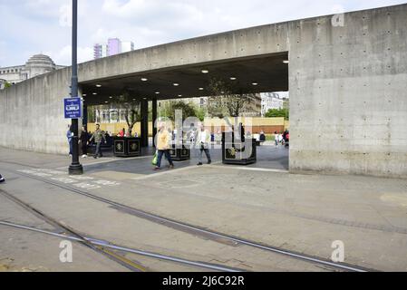 Manchester, Großbritannien, 30.. April 2022. Der Stadtrat von Manchester hat Pläne zur Verbesserung eines Teils von Piccadilly Gardens, Manchester, Großbritannien, vereinbart. Viele Bewohner haben die große graue Mauer dort als Augenmuschel kritisiert. Der Betonpavillon wird in zwei Teile geteilt, die Restaurants darunter renoviert und an den Wänden gegenüber dem Busbahnhof wird eine LED-Lichtkunst-Installation installiert. Im März 2022 hat der Stadtrat von Manchester sechs Teams für einen internationalen Designwettbewerb nominiert, um The Gardens zu einem „Weltklassebereich“ zu machen. Quelle: Terry Waller/Alamy Live News Stockfoto