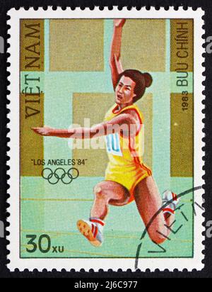 VIETNAM - UM 1983: Eine in Vietnam gedruckte Briefmarke zeigt Long Jump, Olympische Sommerspiele 1984, Los Angeles, um 1983 Stockfoto