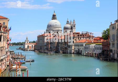 Ansicht des schiffbaren Kanals Canal Grande auf der Insel Venedig in Italien in Europa während der Sperre ohne Boote Stockfoto