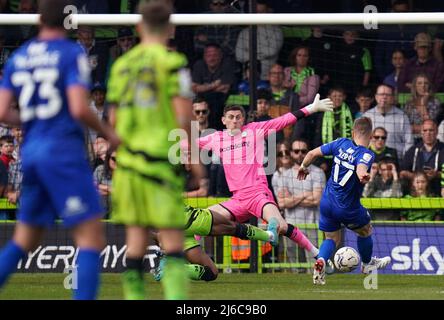 Lloyd Kerry von Harrogate Town (rechts) erzielt im zweiten Spiel der Sky Bet League beim voll geladenen New Lawn, Nailsworth, das dritte Tor ihrer Spielseite. Bilddatum: Samstag, 30. April 2022. Stockfoto