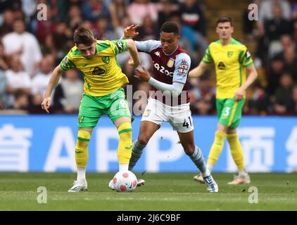 Birmingham, England, 30.. April 2022. Jacob Ramsey von Aston Villa wurde von Billy Gilmour aus Norwich City während des Premier League-Spiels in Villa Park, Birmingham, angegangen. Bildnachweis sollte lauten: Darren Staples / Sportimage Credit: Sportimage/Alamy Live News Stockfoto