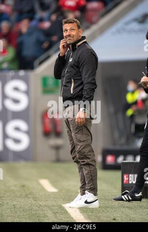 Deutschland. 30. April 2022. 30. April 2022, Bayern, Augsburg: Fußball: Bundesliga, FC Augsburg - 1. FC Köln, Matchday 32, WWK Arena. Trainer Markus Weinzierl aus Augsburg. Foto: Matthias Balk/dpa - WICHTIGER HINWEIS: Gemäß den Anforderungen der DFL Deutsche Fußball Liga und des DFB Deutscher Fußball-Bund ist es untersagt, im Stadion und/oder vom Spiel aufgenommene Fotos in Form von Sequenzbildern und/oder videoähnlichen Fotoserien zu verwenden oder zu verwenden. Quelle: dpa picture Alliance/Alamy Live News Stockfoto