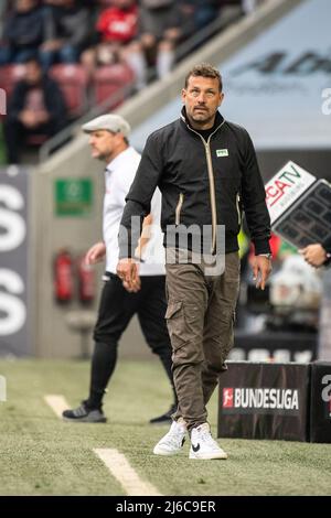 Deutschland. 30. April 2022. 30. April 2022, Bayern, Augsburg: Fußball: Bundesliga, FC Augsburg - 1. FC Köln, Matchday 32, WWK Arena. Augsburger Trainer Markus Weinzierl verfolgt das Spiel. Foto: Matthias Balk/dpa - WICHTIGER HINWEIS: Gemäß den Anforderungen der DFL Deutsche Fußball Liga und des DFB Deutscher Fußball-Bund ist es untersagt, im Stadion und/oder vom Spiel aufgenommene Fotos in Form von Sequenzbildern und/oder videoähnlichen Fotoserien zu verwenden oder zu verwenden. Quelle: dpa picture Alliance/Alamy Live News Stockfoto