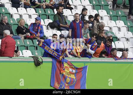 WOLFSBURG - Supporiters vor dem Halbfinale der Champions League der Frauen zwischen VFL Wolfsburg und dem FC Barcelona in der VFL Wolfsburg Arena am 30. April 2022 in Wolfsburg, Deutschland. ANP | Dutch Height | Gerrit van Keulen Stockfoto
