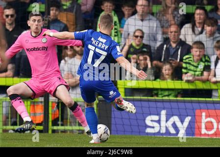 Lloyd Kerry von Harrogate Town (rechts) erzielt im zweiten Spiel der Sky Bet League beim voll geladenen New Lawn, Nailsworth, das dritte Tor ihrer Spielseite. Bilddatum: Samstag, 30. April 2022. Stockfoto