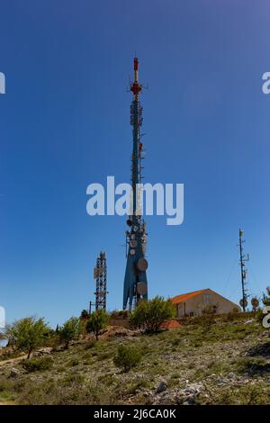 Radio- und Fernsehsender Turm auf SRD Hügel über Dubrovnik. Stockfoto