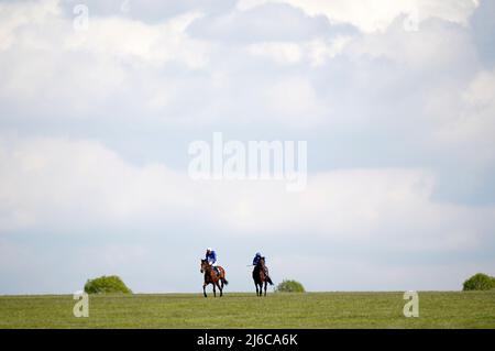 Coroebus mit Jockey James Doyle (links), nachdem er am zweiten Tag des QIPCO Guineas Festivals auf der Newmarket Racecourse, Newmarket, den Qipco 2000 Guineas Stakes gewonnen hatte. Bilddatum: Samstag, 30. April 2022. Stockfoto