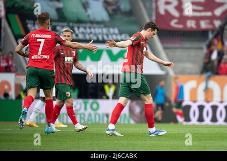 30. April 2022, Bayern, Augsburg: Fußball: Bundesliga, FC Augsburg - 1. FC Köln, Matchday 32, WWK Arena. Torschütze Florian Niederlechner (l.) feiert mit dem Augsburger Michael Gregoritsch (r.) sein Tor zu 1:3. Foto: Matthias Balk/dpa - WICHTIGER HINWEIS: Gemäß den Anforderungen der DFL Deutsche Fußball Liga und des DFB Deutscher Fußball-Bund ist es untersagt, im Stadion und/oder vom Spiel aufgenommene Fotos in Form von Sequenzbildern und/oder videoähnlichen Fotoserien zu verwenden oder zu verwenden. Stockfoto