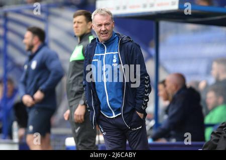 Birkenhead, Wirral, Großbritannien. 30.. April 2022. John Sheridan, der Manager von Oldham Athletic, schaut zu. EFL Skybet Football League Two Match, Tranmere Rovers gegen Oldham Athletic im Prenton Park, Birkenhead, Wirral am Samstag, 30.. April 2022. Dieses Bild darf nur für redaktionelle Zwecke verwendet werden. Nur zur redaktionellen Verwendung, Lizenz für kommerzielle Nutzung erforderlich. Keine Verwendung bei Wetten, Spielen oder Veröffentlichungen in einem Club/einer Liga/einem Spieler.pic von Chris Stading/Andrew Orchard Sports Photography/Alamy Live News Stockfoto