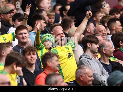 Birmingham, England, 30.. April 2022. Norwich City-Fans trotzen beim Premier League-Spiel in Villa Park, Birmingham. Bildnachweis sollte lauten: Darren Staples / Sportimage Credit: Sportimage/Alamy Live News Stockfoto