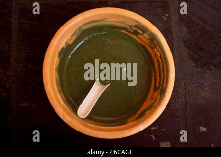 Paste aus pulverförmigen Blättern des Albizia amara-Baumes. Wird für die traditionelle Art der Haarpflege anstelle von Shampoo verwendet Stockfoto