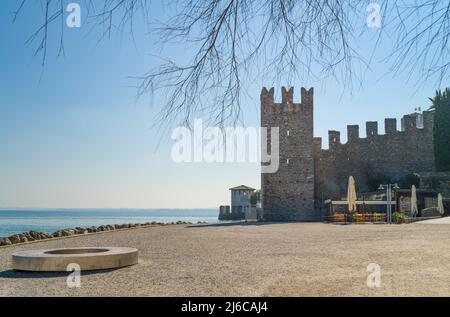 Sirmione, Italien - 9. März 2022: Der Platz des Strandes der Musen mit den Mauern der Altstadt im Hintergrund Stockfoto