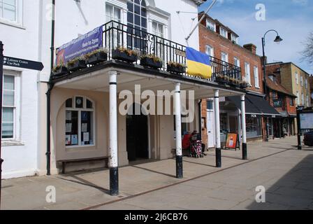 Die Nationalflagge der Ukraine drapierte über den Balkon des Rathauses in Tenterden in Kent, England. Das historische Gebäude stammt aus dem Jahr 1790. Stockfoto