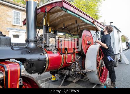 Camborne,Cornwall,UK,30.. April 2022,Richard Trevidick (13. April 1771 – 22. April 1833) war ein britischer Erfinder und Bergbauingenieur, der heute bei der jährlichen Parade gefeiert wurde, die leider seit drei Jahren abgesagt wurde. Die Veranstaltung, die etwa 25-35.000 Menschen anlockte, begann am frühen Morgen mit Kernow Pfeifen und Trommler Prozession, gefolgt von einem Bal Maiden und Miners Kindertanz. Am Nachmittag gab es einen Trevidick-Tanz für Erwachsene, gefolgt von dem Hauptereignis des Tages, das eine große Parade von Dampfmaschinen war.Quelle: Keith Larby/Alamy Live News Stockfoto