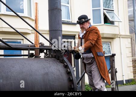 Camborne, Cornwall, Großbritannien, 30.. April 2022, Ein Mann in Kostüm, der am Trevidick Day den Puffing Devil fährt. Richard Trevidick (13. April 1771 – 22. April 1833) war ein britischer Erfinder und Bergbauingenieur, der heute in der jährlichen Parade gefeiert wurde, die leider seit drei Jahren abgesagt wurde. .Credit: Keith Larby/Alamy Live News Stockfoto