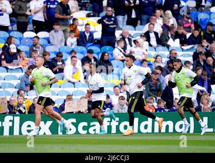 Kalvin Phillips von Leeds United (links) erwärmt sich auf dem Spielfeld vor dem Premier League-Spiel in der Elland Road, Leeds. Bilddatum: Samstag, 30. April 2022. Stockfoto