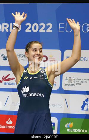 Die Spanierin Carolina Marín posiert mit der Goldmedaille auf dem Podium, nachdem sie ihre sechste Badminton-Europameisterschaft in Folge gewonnen hatte, indem sie im Finale der Frauen in Madrid die schottische Kirsty Gilmour (21-10 und 21-12) besiegt hatte. Stockfoto