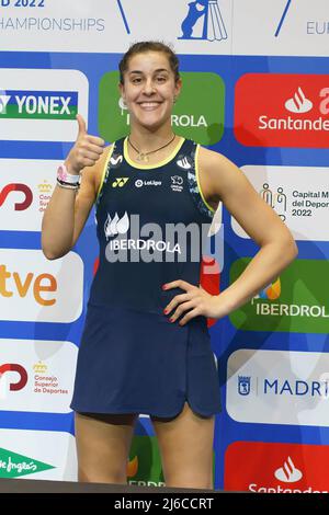 Die Spanierin Carolina Marín posiert mit der Goldmedaille auf dem Podium, nachdem sie ihre sechste Badminton-Europameisterschaft in Folge gewonnen hatte, indem sie im Finale der Frauen in Madrid die schottische Kirsty Gilmour (21-10 und 21-12) besiegt hatte. Stockfoto