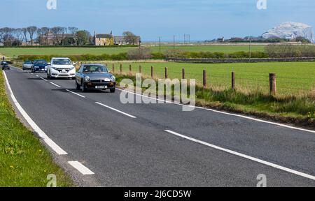 1980 Oldtimer-MG-Sportwagen auf der Küstenstraße des Landes von Bass Rock Island, East Lothian, Schottland, Großbritannien Stockfoto