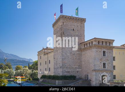 Riva del Garda, Italien - 22. März 2022: Die Rocca (mittelalterliche Festung) ist heute Sitz des Bürgermuseums Stockfoto