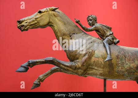 Bronzestatue eines Pferdes und jungen Jockeys, bekannt als Artemision Jockey. Geborgen in Peices von einem alten Schiffswrack in der Nähe von Cape Artemision auf EUBO Stockfoto