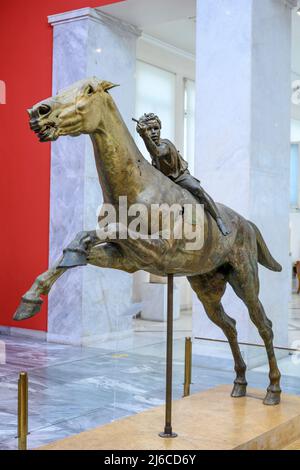 Bronzestatue eines Pferdes und jungen Jockeys, bekannt als Artemision Jockey. Geborgen in Peices von einem alten Schiffswrack in der Nähe von Cape Artemision auf EUBO Stockfoto