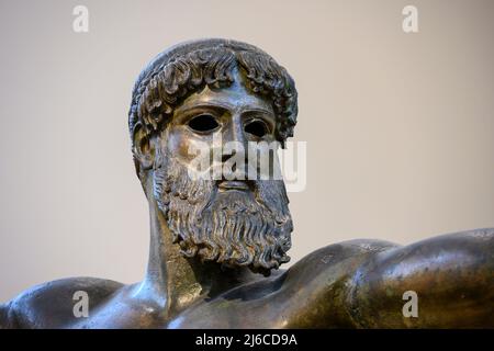 Kopf und Detail einer Bronzestatue von Zeus oder möglicherweise Poseidon. Gefunden im Meer von Kap Artemision, Nord-Euböa. Klassische Periode 460 v. Chr. Einer von Stockfoto