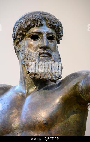 Kopf und Detail einer Bronzestatue von Zeus oder möglicherweise Poseidon. Gefunden im Meer von Kap Artemision, Nord-Euböa. Klassische Periode 460 v. Chr. Einer von Stockfoto