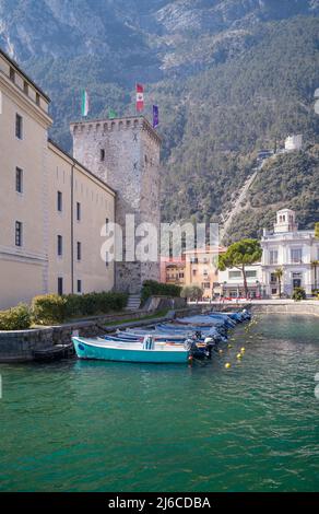 Riva del Garda, Italien - 22. März 2022: Der Wassergraben, der die Rocca (mittelalterliche Festung) umgibt, ist heute Sitz des Bürgermuseums Stockfoto