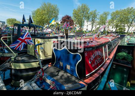 London, Großbritannien. 30. April 2022. Während der Canalway Cavalcade der Inland Waterways Association (IWA) in Little Venice feierten die Narrow Boats mit farbenfrohen Verzierungen und anderen Festdekorationen, um das Beste aus dem Leben auf den Wasserstraßen Londons und seiner Gemeinde zu feiern. Die Veranstaltung findet am Wochenende der Bankfeiertage Anfang Mai statt, und nachdem sie aufgrund der Pandemie abgesagt wurde, lautet das diesjährige Thema „Willkommen zurück“. Kredit: Stephen Chung / Alamy Live Nachrichten Stockfoto