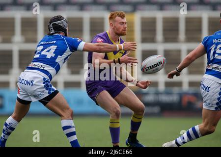 NEWCASTLE UPON TYNE, GROSSBRITANNIEN. MAI 1. Alex Donaghy von Newcastle Thunder wird am Samstag, den 30.. April 2022, beim WETTSPIEL DER BETFRED Championship zwischen Newcastle Thunder und Halifax Panthers im Kingston Park, Newcastle, ausgelagert. (Quelle: Chris Lishman | MI News) Stockfoto