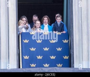 Königin Silvia, Kronprinzessin Victoria, Prinzessin Estelle und Prinz Oscar, Prinzessin Sofia und Prinz Gabriel von Schweden anlässlich der Geburtstagsfeier des schwedischen Königs im Hof des Königspalastes in Stockholm, Schweden, 76.. 30. April 2022. Foto von Sigge Klemetz / Stella Pictures/ABACAPRESS.COM Stockfoto