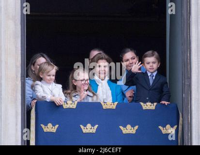 Königin Silvia, Kronprinzessin Victoria, Prinzessin Estelle und Prinz Oscar, Prinzessin Sofia und Prinz Gabriel von Schweden anlässlich der Geburtstagsfeier des schwedischen Königs im Hof des Königspalastes in Stockholm, Schweden, 76.. 30. April 2022. Foto von Sigge Klemetz / Stella Pictures/ABACAPRESS.COM Stockfoto