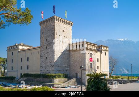 Riva del Garda, Italien - 22. März 2022: Die Rocca (mittelalterliche Festung) ist heute Sitz des Bürgermuseums Stockfoto