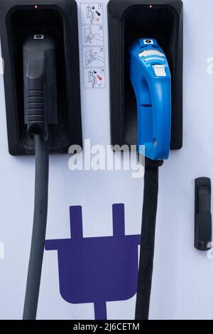 Nahaufnahme von CHAdeMO- und CCS-Steckverbindern (Combo Charging System) und Anweisungen zur Verwendung in einer Schnellladestation für Elektrofahrzeuge in Spanien Stockfoto