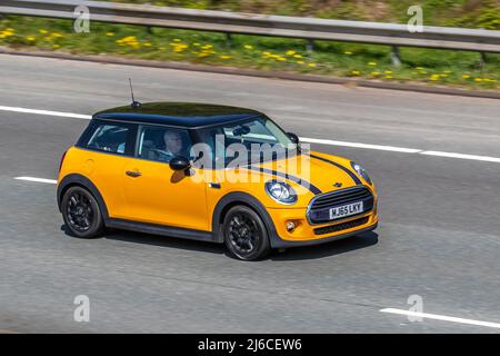 2015 orange MINI COOPER D 1496cc Diesel 2DR Heckklappe Stockfoto