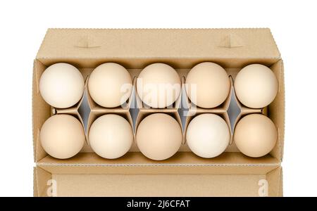 Frische Hühnereier in einem Pappbehälter, von oben. Rohe, biologische und bräunliche Hühnereier, in einer Eierbox aus recyceltem Papier. Gemeinsames Essen. Stockfoto