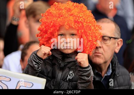 Junger Blackpool-Fan jubelt die Spieler während ihres Spielendes Walkabout in Blackpool, Großbritannien am 4/30/2022. (Foto von Conor Molloy/News Images/Sipa USA) Stockfoto