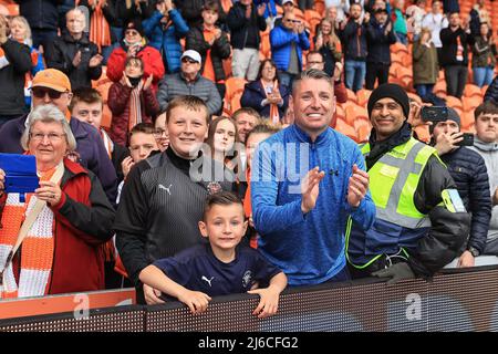 Blackpool-Fans nach dem letzten Heimspiel der Saison 2021-22 Stockfoto