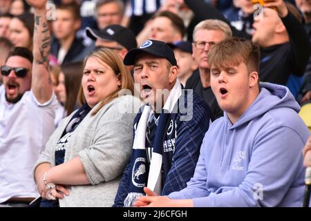 LONDON, GROSSBRITANNIEN. APR 30. Millwall-Fans schauen sich während des Sky Bet Championship-Spiels zwischen Millwall und Peterborough am Samstag, dem 30.. April 2022, im The Den, London an. (Kredit: Ivan Yordanov | MI Nachrichten) Kredit: MI Nachrichten & Sport /Alamy Live Nachrichten Stockfoto