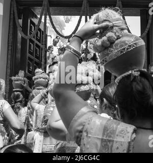 Frauen mit Kalash am Kopf während des Jagannath-Tempels Mangal Kalash Yatra tragen indische Hindu-Anhänger irdische Töpfe mit heiligem Wasser und Kokosnuss o Stockfoto