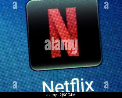 In dieser Abbildung wird das Logo der Netflix-Anwendung auf einem Smartphone-Bildschirm angezeigt Stockfoto