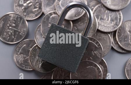 Vorhängeschloss auf Münzen, finanzielle Sicherheit und Schutz Finanzen Stockfoto