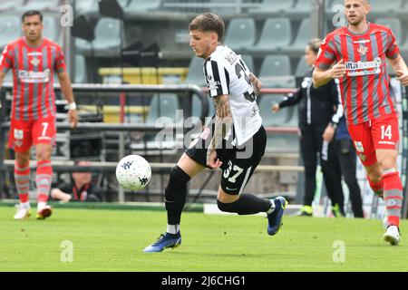 Fabio Maistro (Ascoli) während des Spiels der italienischen Fußballserie B in Cremona, Italien, im April 30 2022 Stockfoto