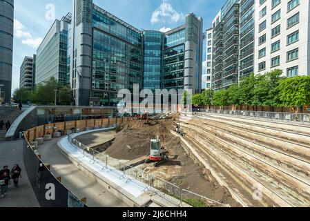 London, Großbritannien. 30. April 2022. Am Wochenende der Bankfeiertage Anfang Mai finden Bauarbeiten am Sheldon Square im Paddington Basin statt. Normalerweise ist der grasbewachsene Sitzbereich bei Leuten beliebt, die Picknicks machen oder sich einfach nur entspannen möchten. Das Gebiet wird derzeit von Bauhorten umschlossen. Kredit: Stephen Chung / Alamy Live Nachrichten Stockfoto
