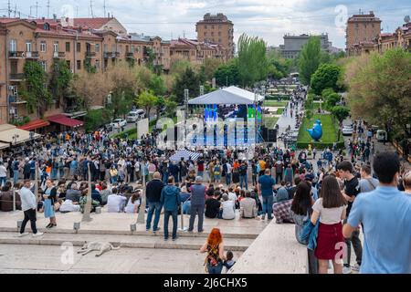 Jerewan, Armenien - 30. April 2022 - Besucher der Musikveranstaltung in der Jerewan-Kaskade Stockfoto