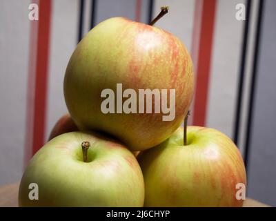 Ein Haufen Galaäpfel. Ein paar Früchte, eine Nahaufnahme. Stockfoto